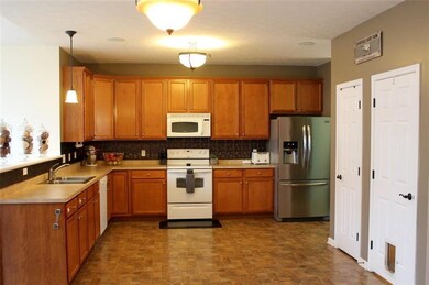 Large kitchen includes all appliances.
