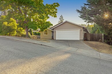 2304 Damon Ct, Grants Pass, OR 97527 - photo 2