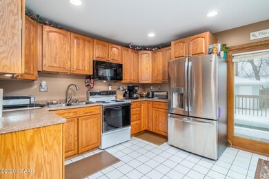 911 S 19th St, Grand Forks, ND 58201 - photo 7