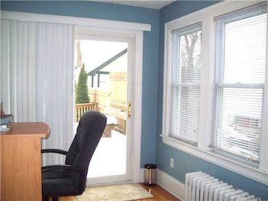 Studio/Study/Office Office with sliding door to de