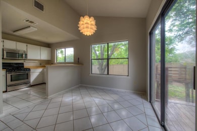 Kitchen with appliances with stainless steel fini