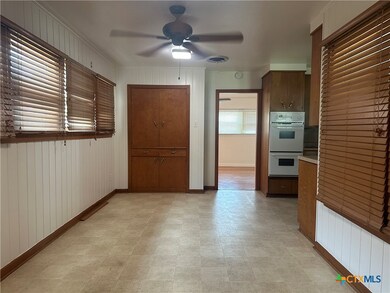 703 E Cedar St, Seguin, TX 78155 - photo 3