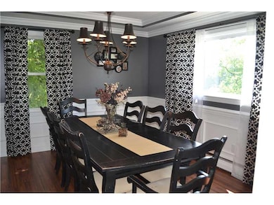 Dining Room. Elegant Dining Room with Crown Moldin