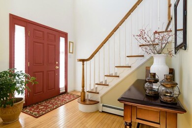 Soaring ceilings, dramatic entry