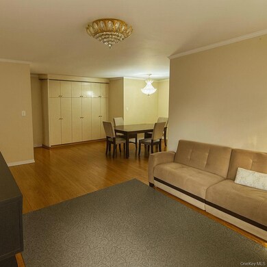 141-05 Pershing Crescent unit 416, Jamaica, NY 11435 - photo 4