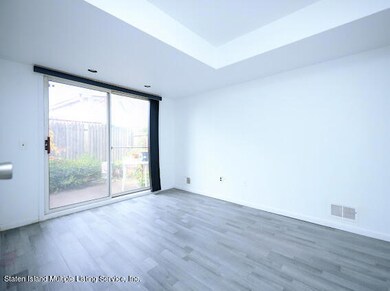 16 Temple Ct, Staten Island, NY 10314 - photo 5