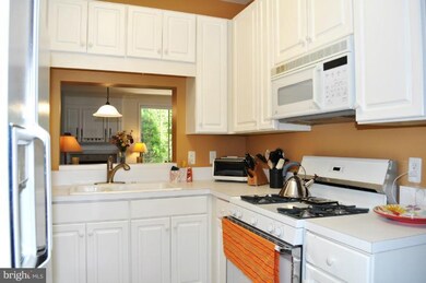 1738 Kingsgate Ct, Alexandria, VA 22302 - photo 6