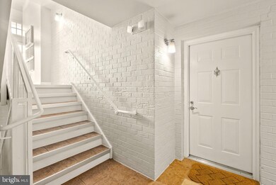 4089 S Four Mile Run Dr unit 201, Arlington, VA 22204 - photo 3