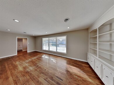 209 Bedford Ct E, Bedford, TX 76022 - photo 3