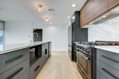 Kitchen with appliances with stainless steel fini