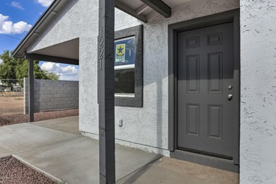 1221 S 15th Dr-5