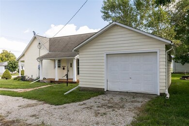 121 Main St, Center Point, IA 52213 - photo 4