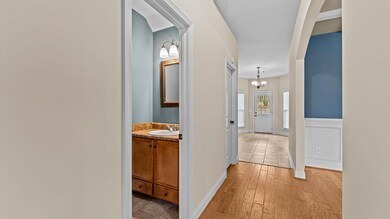 Foyer w/half bath
