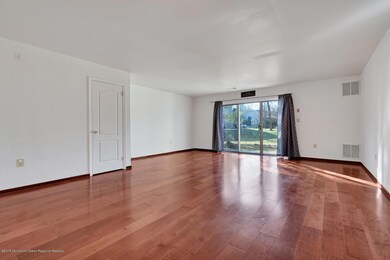 55 Kensington Ct Freehold NJ-large-019-1