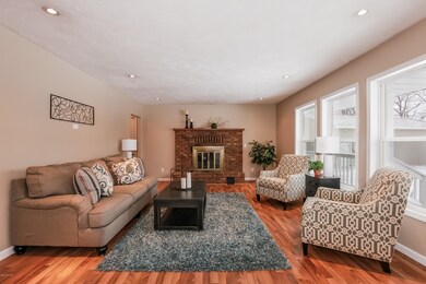 003-Living_Room-2370394-large