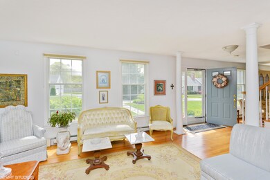 04_37WaterviewCircle_10001_LivingRoom_Hi