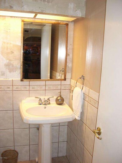 Papago full bath