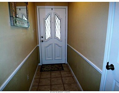 Entry/Foyer.