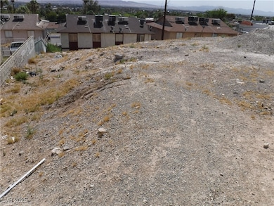 View of yard with a residential view and a mountain view