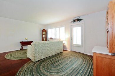 03_426NE7thAvenue_1F_148_FoyerLivingRoom