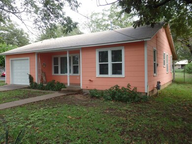 116 W Burbank St, Fredericksburg, TX 78624 - photo 3