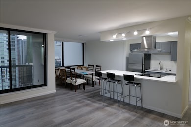 Royal Crest unit 1804, Seattle, WA 98121 - photo 4