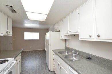3004 E Waltann Ln unit 7, Phoenix, AZ 85032 - photo 5