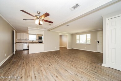 003-photo-living-room-13632971