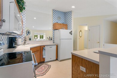 9-web-or-mls-1092 Fountain View Cir, Hol