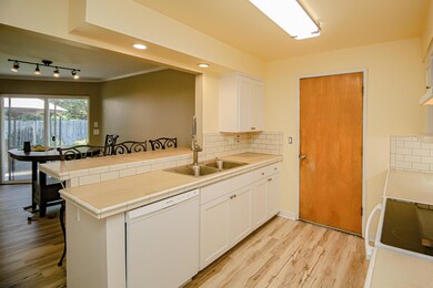 922 SW Spruce St, Grants Pass, OR 97526 - photo 5