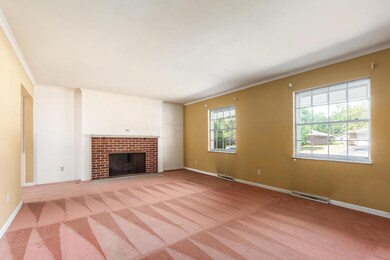 Living Rm with gas log fireplace