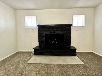 Fireplace w/ ventless gas logs