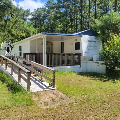 View of front facade featuring a front yard