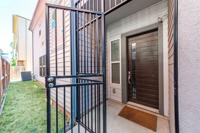 1608 E Bonner St unit B, Houston, TX 77007 - photo 3