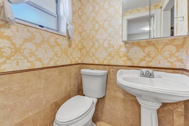 1/2 Bathroom