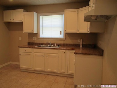 1106 NE 3rd St, Pryor, OK 74361 - photo 4