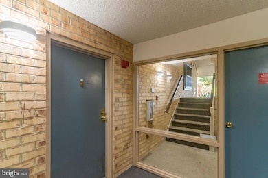 10214 Bushman Dr unit 101, Oakton, VA 22124 - photo 3