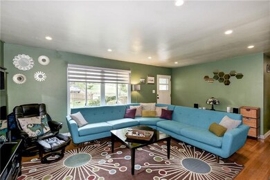 Enjoy hanging out with family and friends on weekends in this bright room!