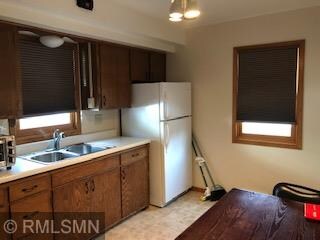 Lots of light in the kitchen with 2 windows.