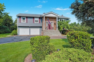 20 Peppermint Rd, ComMacK, NY 11725 - photo 2