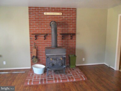 521 W 11th St, New Castle, DE 19720 - photo 2