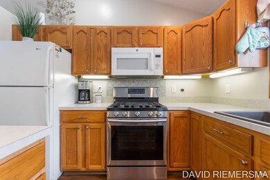 18-web-or-mls-11557 Ridgeway Dr, Holland