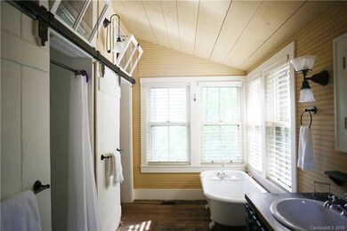 Boarding House Cabin | Bathroom (Interior)