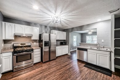 213 W Cleveland St, Alvin, TX 77511 - photo 5