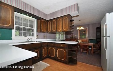 Chenoweth Run Rd KIT dining area