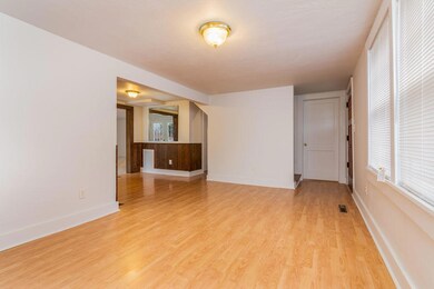 314EMtVernonBillings-9FrontLivingRoom