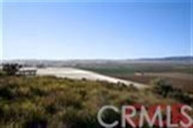 Enjoy Spectacular Valley, Hill & Ocean Views...Liv