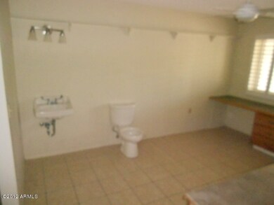 4 - Den-Bathroom