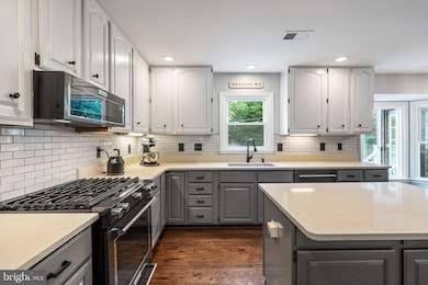 15032 Greenmount Dr, Woodbridge, VA 22193 - photo 4