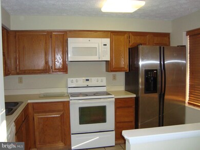 19134 Partridge Wood Dr, Germantown, MD 20874 - photo 2